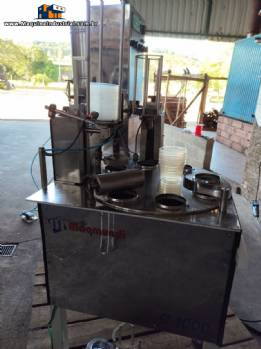 Seladora e tampadora em inox rotativa de potes plásticos Maqmundi 1200 potes por hora