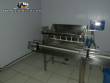 Envasadora linear 14 bicos com rinser e rosqueadora de tampas Aplim�quinas