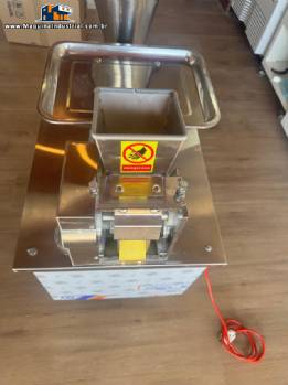 Formadora e recheadora automática de salgados pastéis bolinhos, empanadas Dingchang Machine TDM 80 Formadora e recheadora automática de salgados pastéis bolinhos, empanadas Dingchang Machine TDM 80