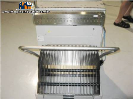 Alimentador de pe�as para centro de usinagem