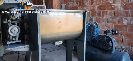Misturador horizontal em inox com p�s raspadores 250 L