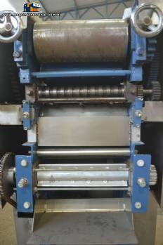 Moldadora cortadora salgadinho de trigo Inbramaq Moldadora cortadora salgadinho de trigo Inbramaq